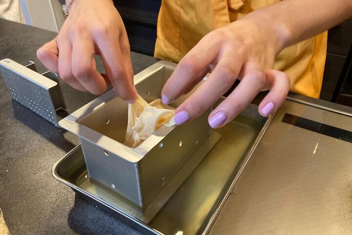 ένα άτομο που βάζει ένα κομμάτι φαγητό σε ένα κουτί