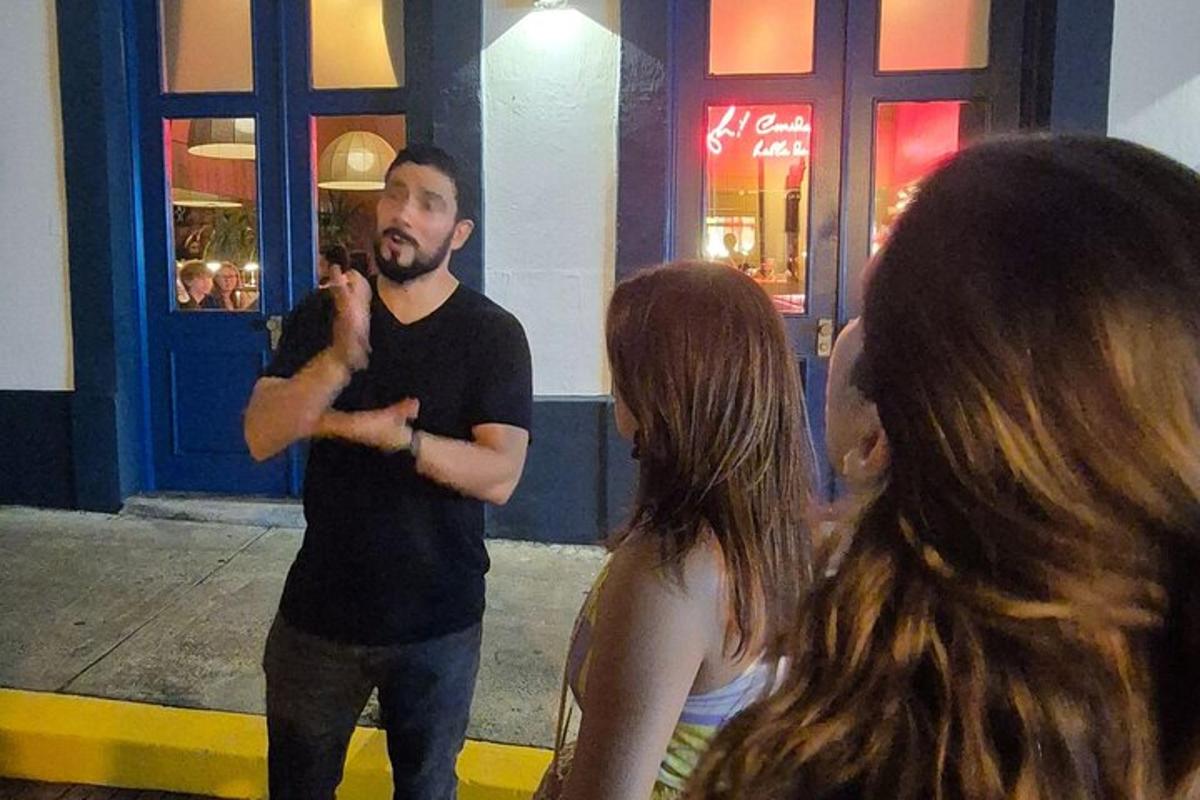 ένας άντρας φωτογραφίζει δύο γυναίκες