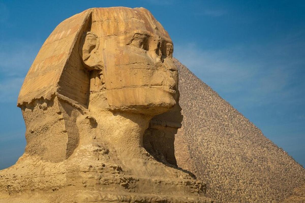 eine Statue eines Gesichts an der Seite einer Pyramide