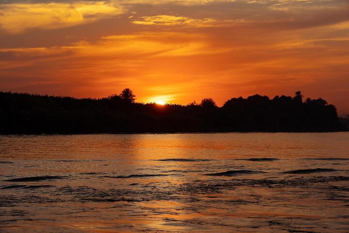una puesta de sol sobre un cuerpo de agua