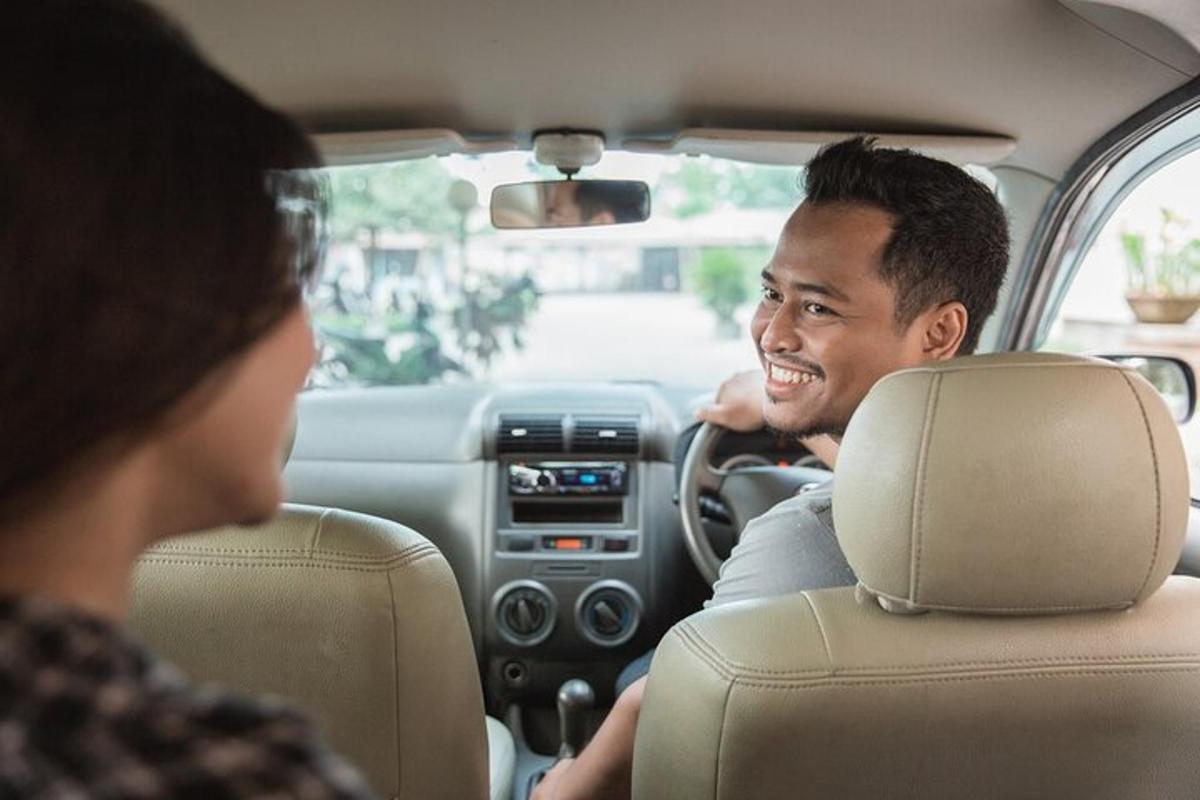 um homem e uma mulher sentados em um carro