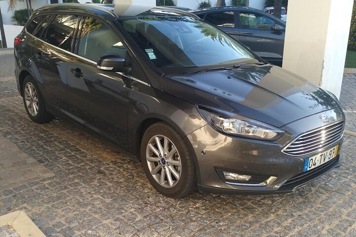 černé auto zaparkované vedle budovy