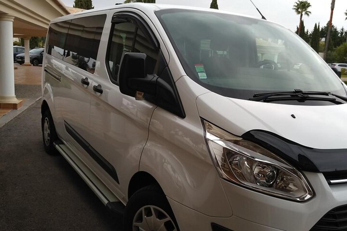 una camioneta blanca estacionada en un estacionamiento