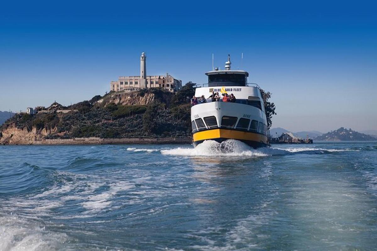 um barco na água em frente a uma ilha