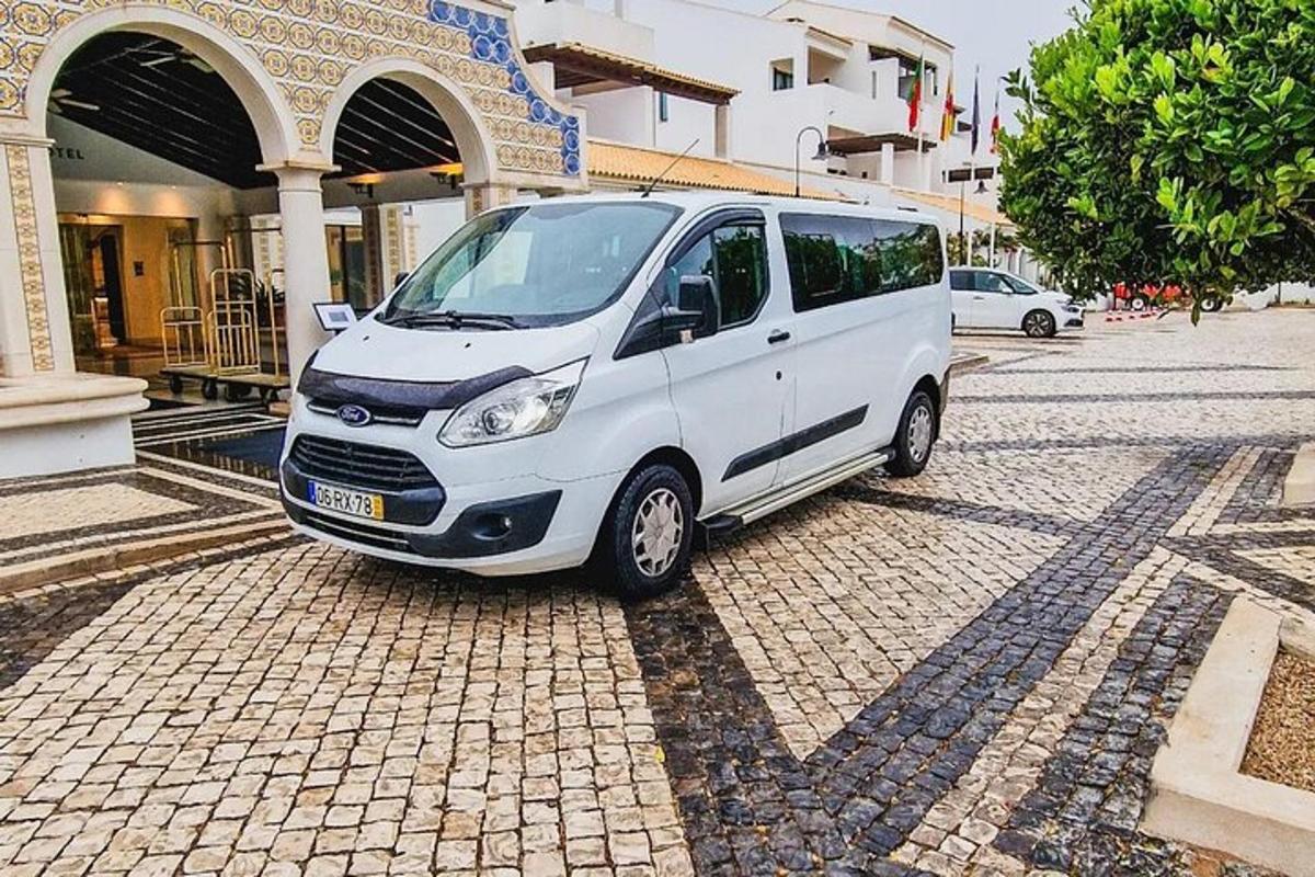 ein weißer Lieferwagen, der vor einem Gebäude geparkt ist