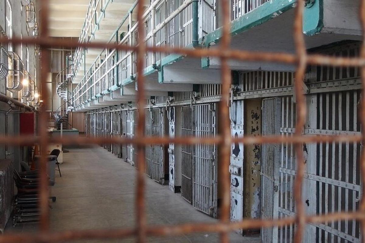 μια άποψη ενός διαδρόμου φυλακής με κελιά
