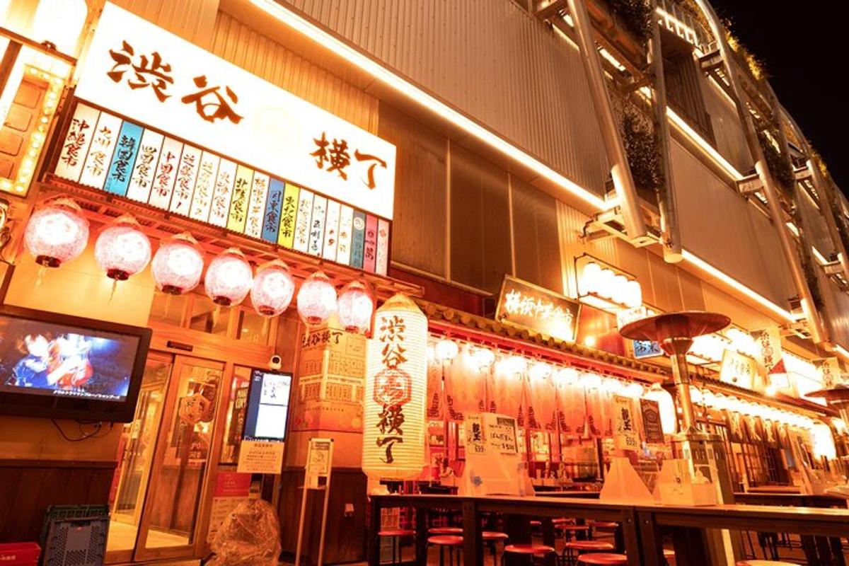 一家在建筑物侧面有招牌的餐厅
