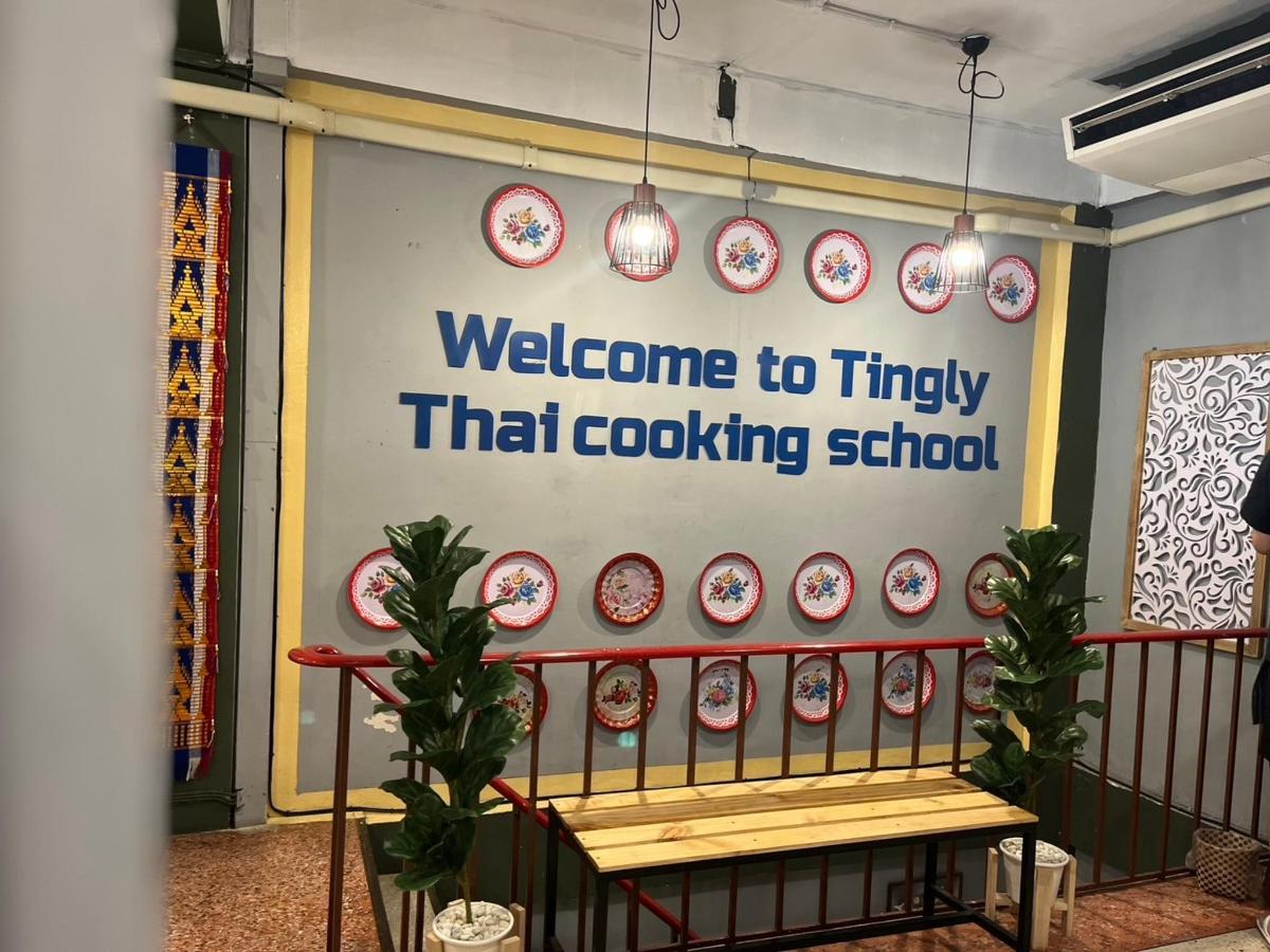 a sign that says welcome to turkey that cooking school
