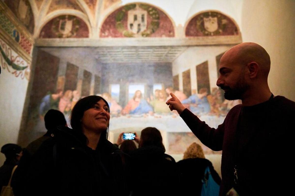 um homem e uma mulher em pé em frente a uma pintura