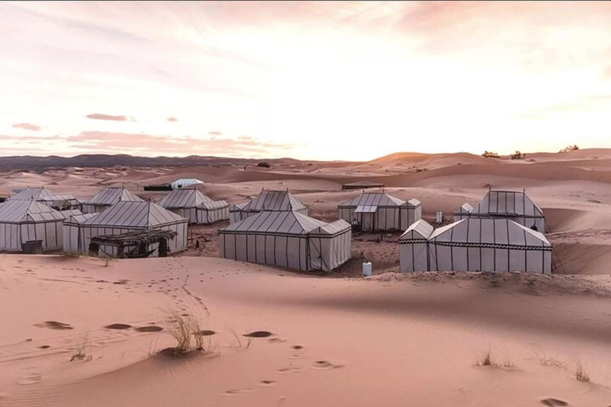 um grupo de domos no deserto