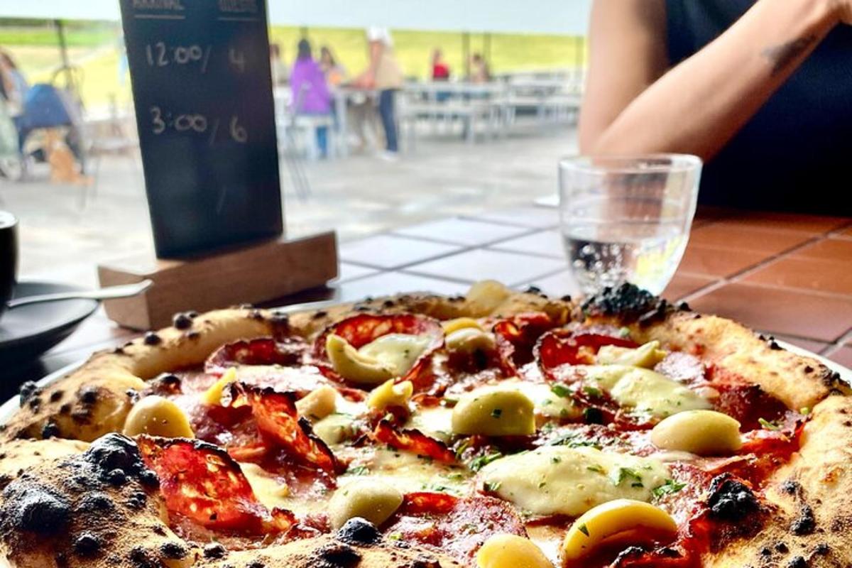 pizza sem stendur ofan á borði