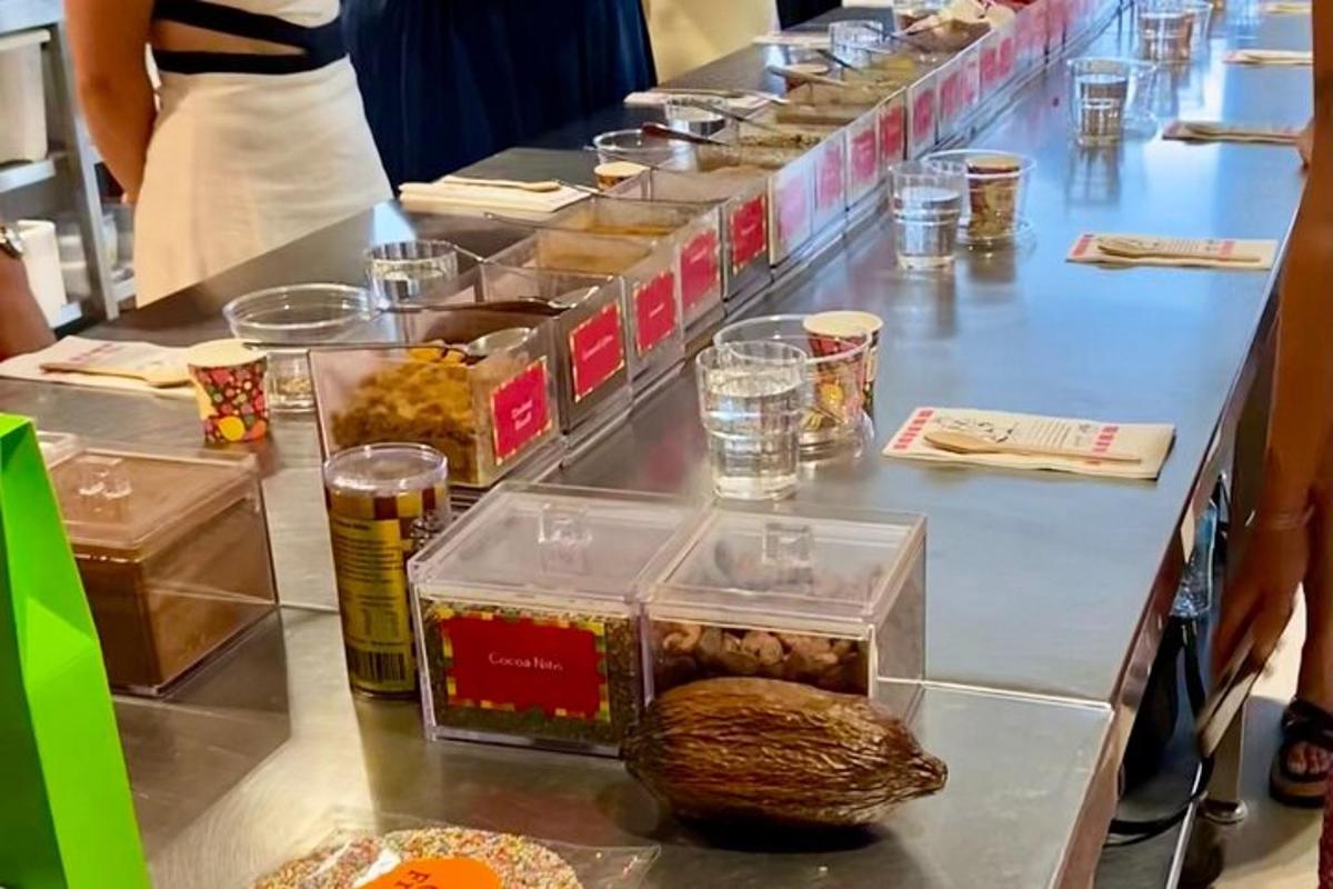 um buffet com muitos tipos diferentes de comida