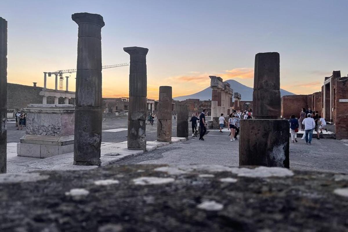 μια ομάδα ανθρώπων που περπατούν γύρω από αρχαία ερείπια