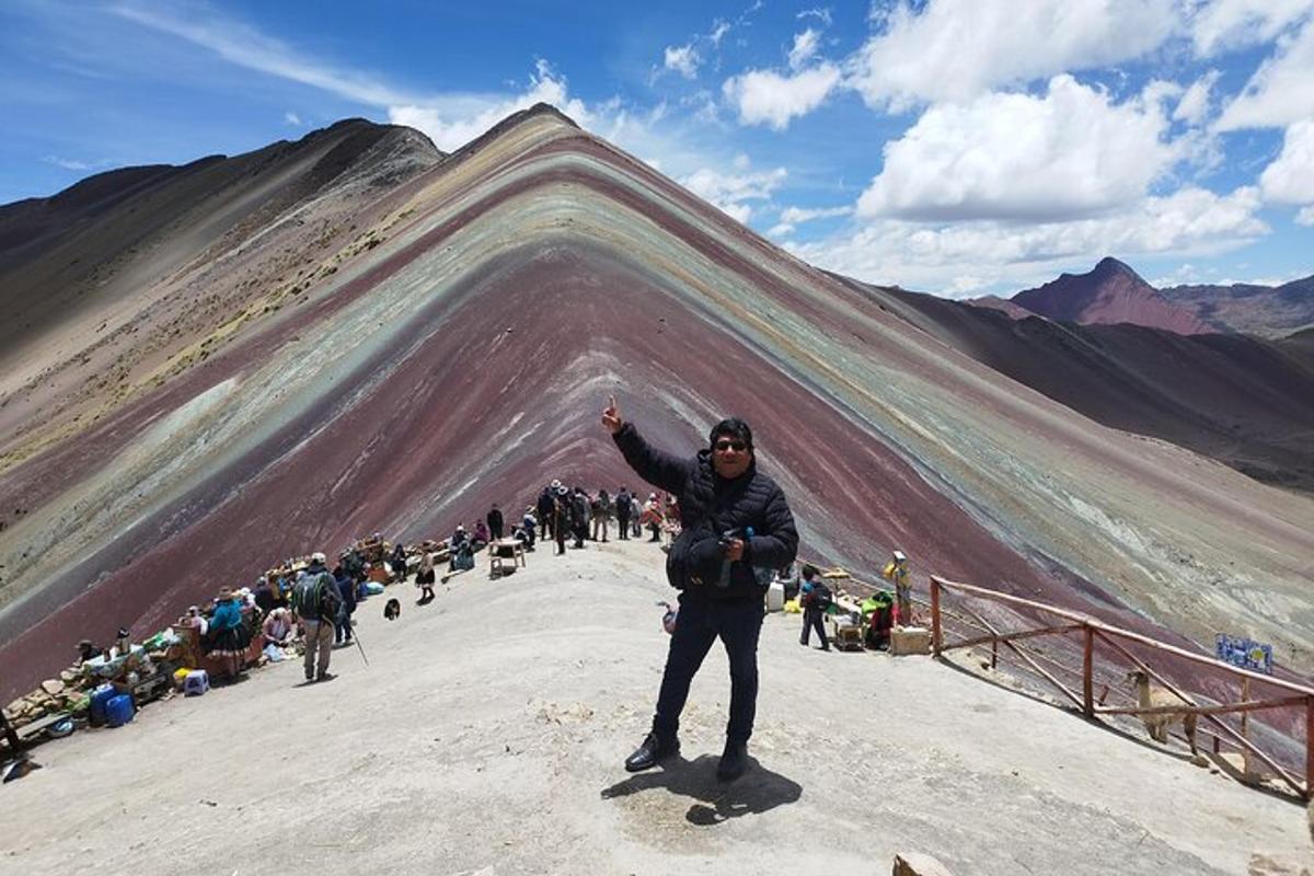 un uomo in piedi in cima a una montagna