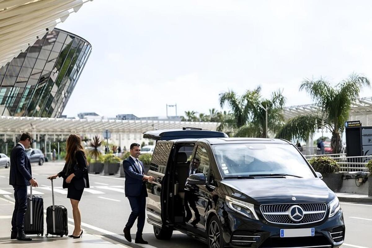 一群人站在 Acedes Benz 车旁边
