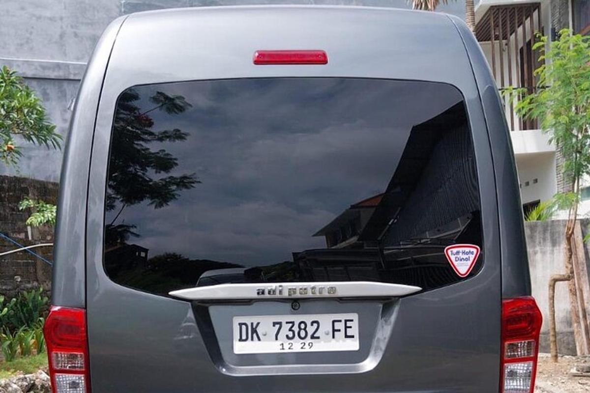 заднє скло автомобіля з відкритим заднім склом
