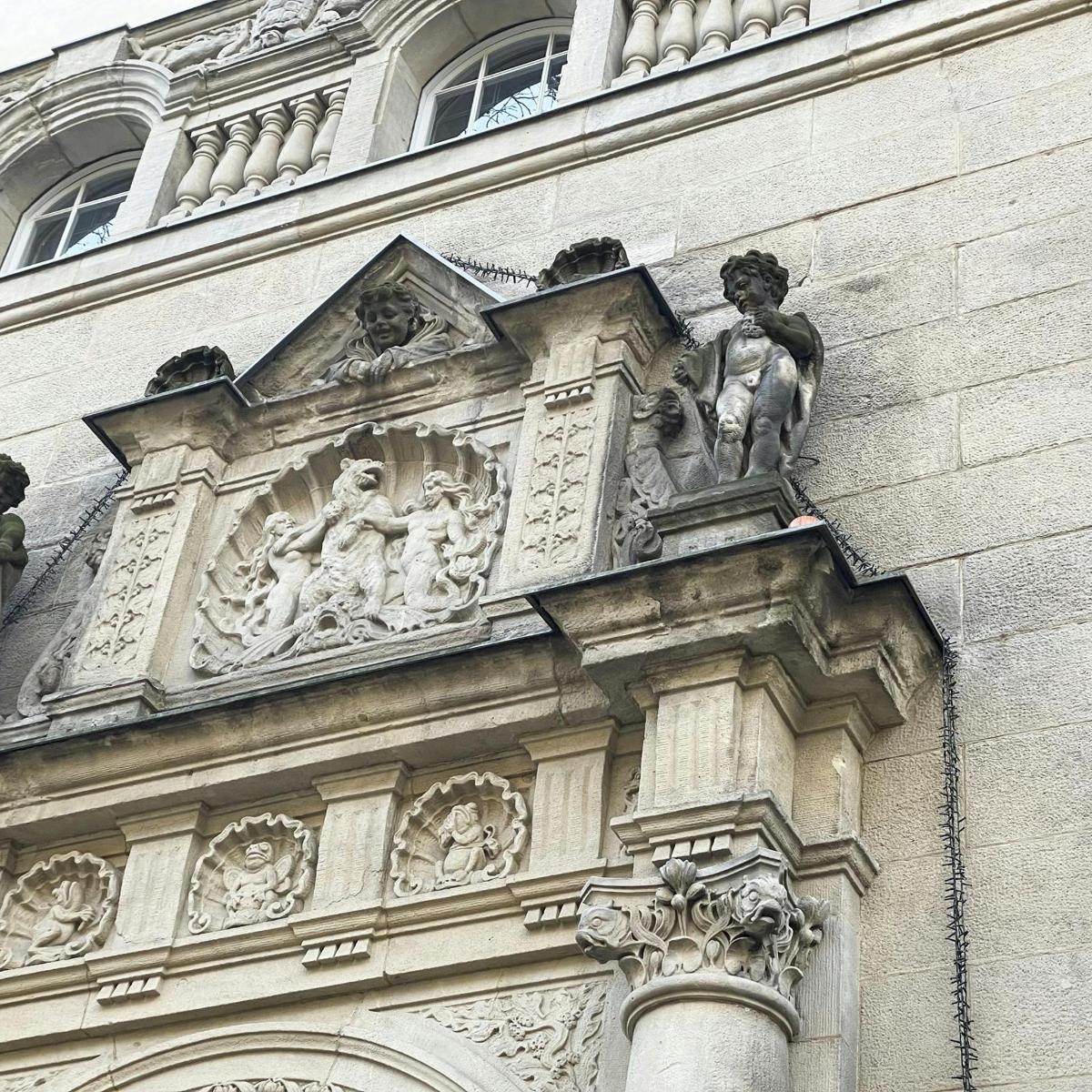 здание со статуями по бокам