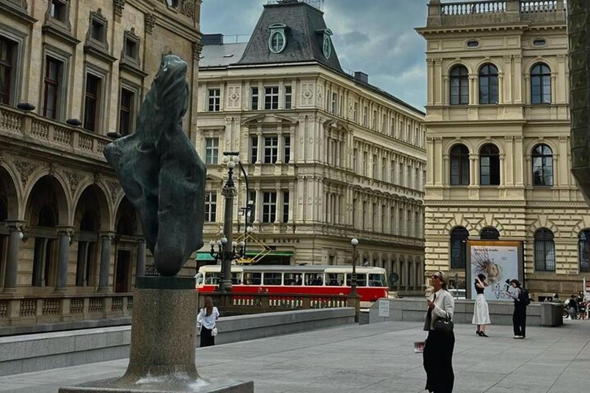 una statua di una donna in piedi davanti a un edificio