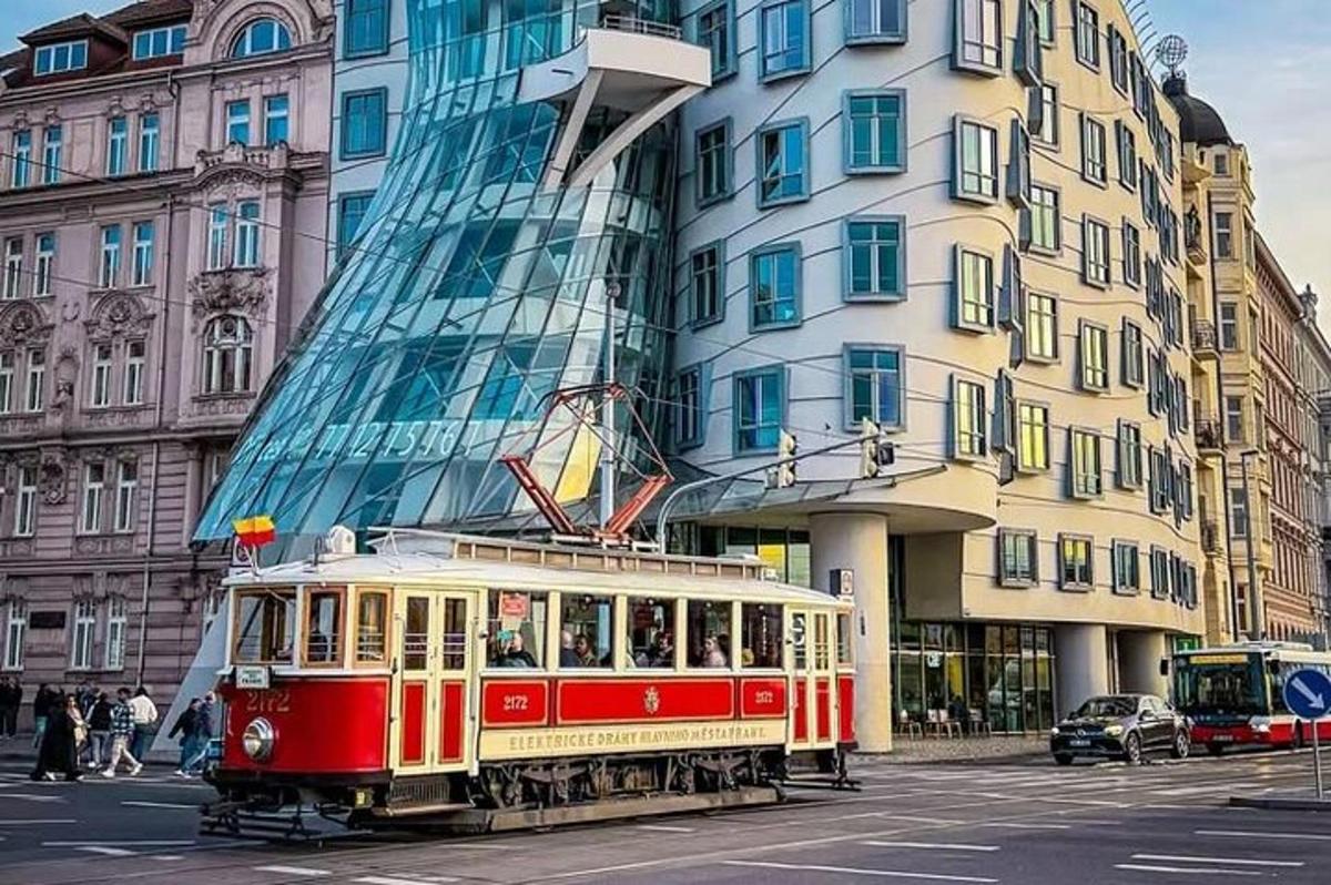 un carrello rosso con un albero di Natale in cima davanti a un edificio
