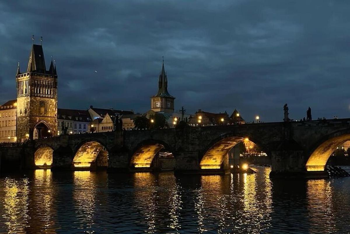 un ponte sull'acqua con una città di notte