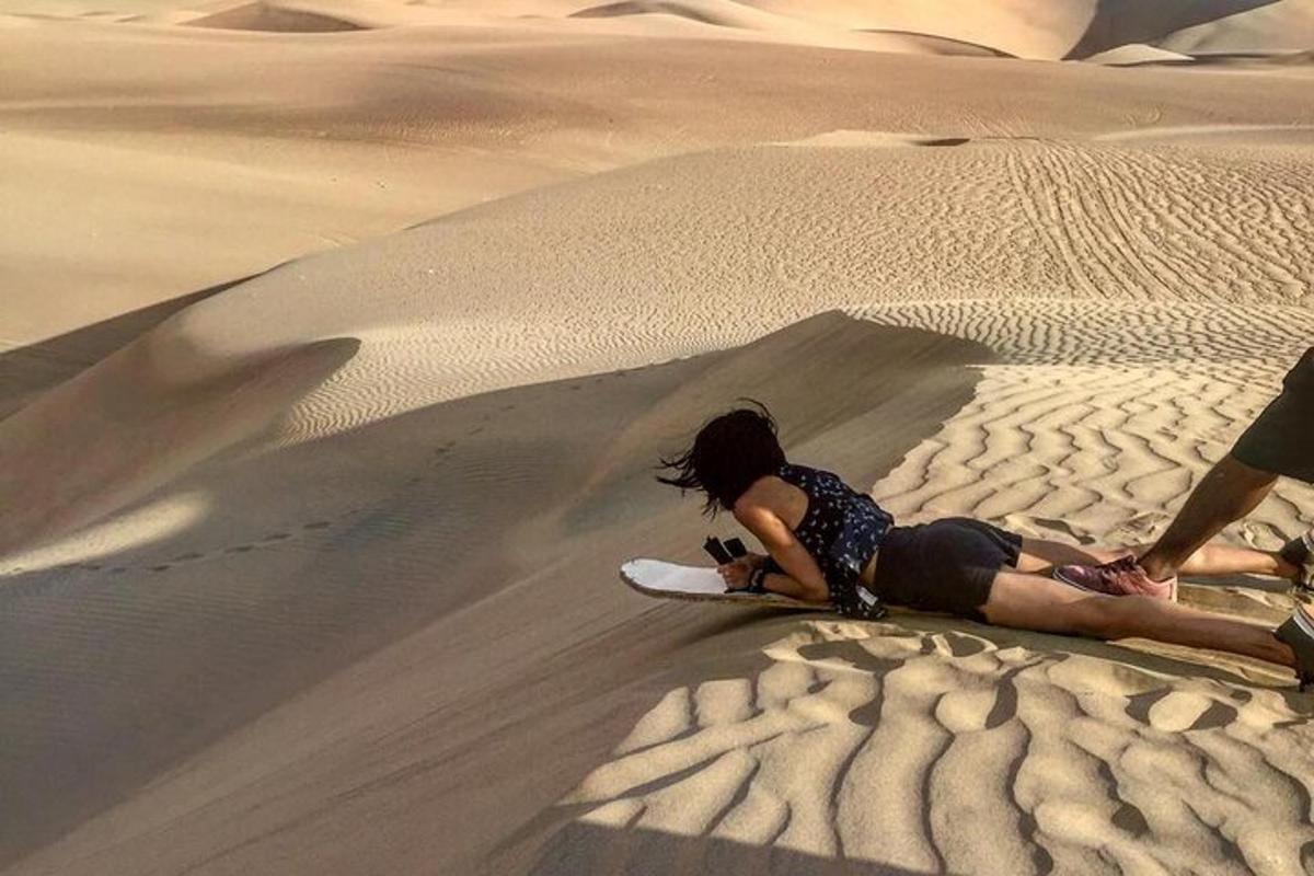 una donna sdraiata su una tavola da surf nel deserto