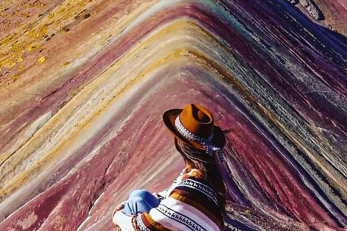 egy cowboykalapos ember falat fest