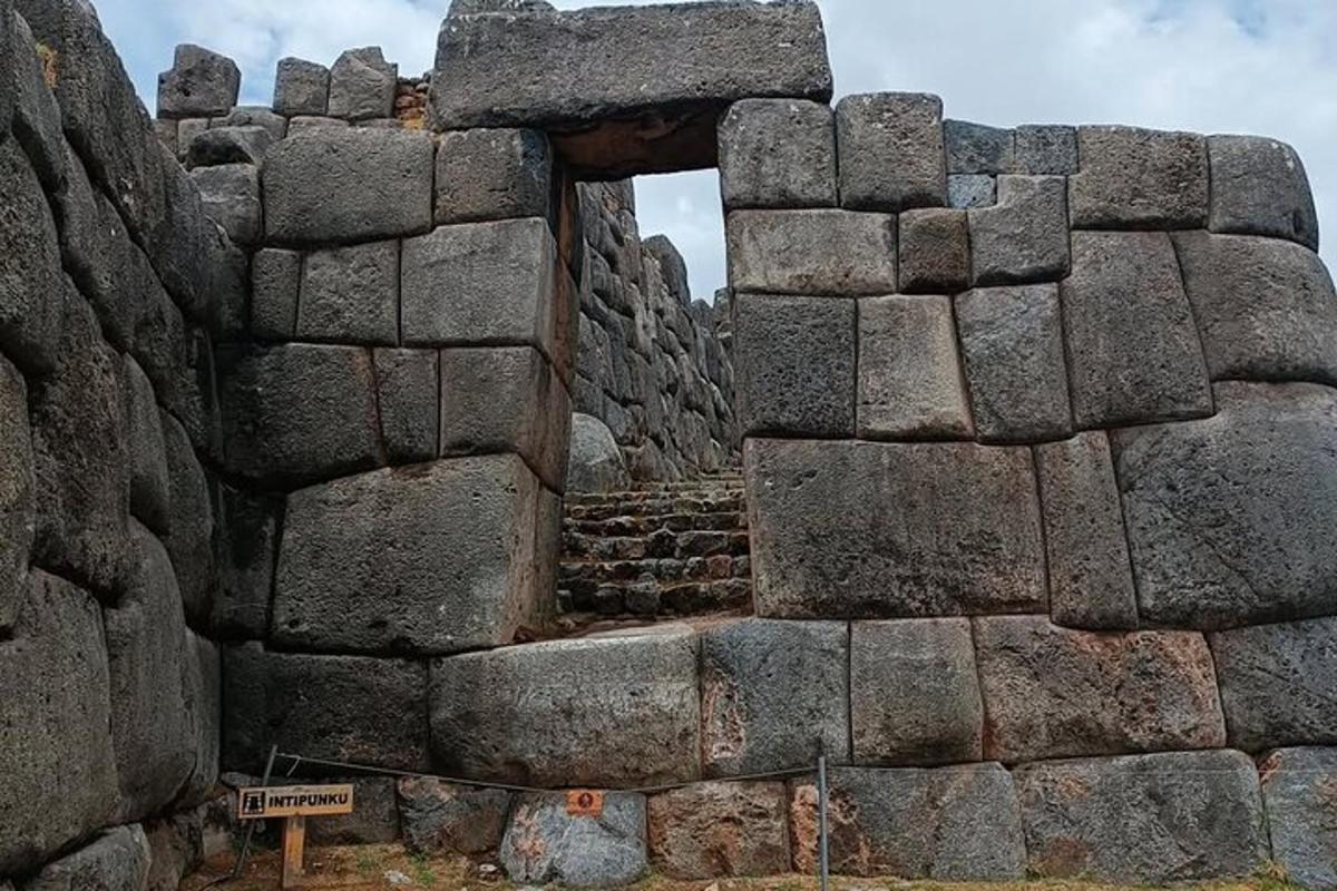 un muro di pietra con un buco