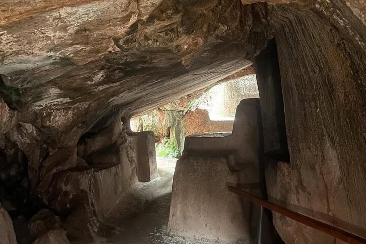un'apertura in una grotta con un muro di pietra