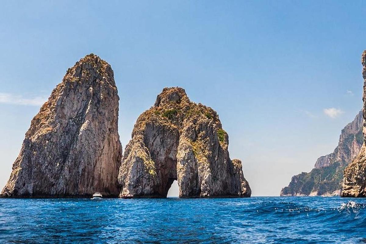 un gruppo di rocce nell'oceano con acqua blu