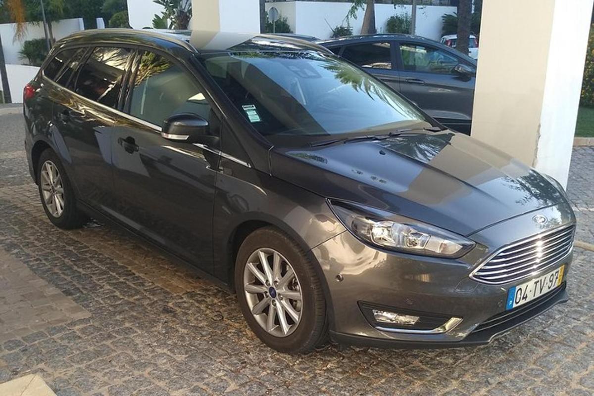 sebuah kereta hitam diletakkan di sebelah sebuah bangunan