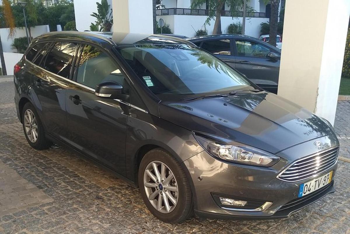 un'auto nera parcheggiata davanti a un edificio
