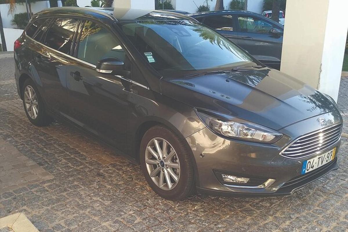 černé auto zaparkované vedle budovy