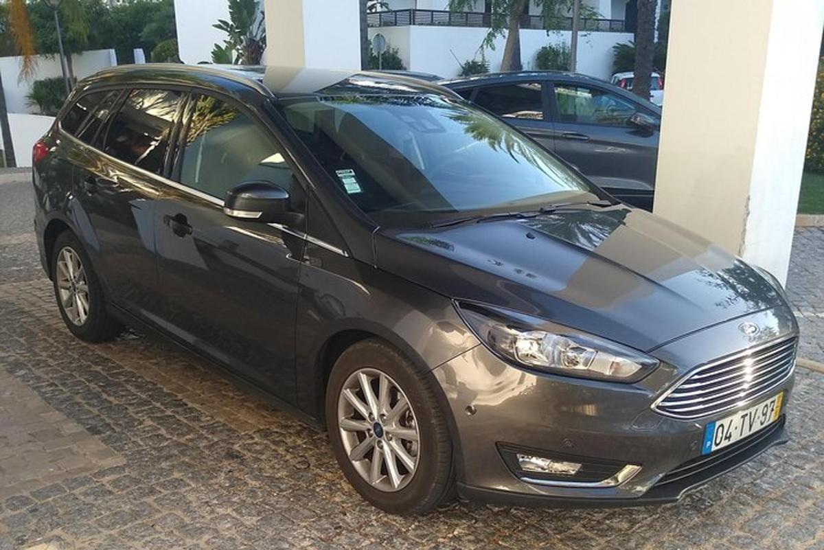 černé auto zaparkované vedle budovy