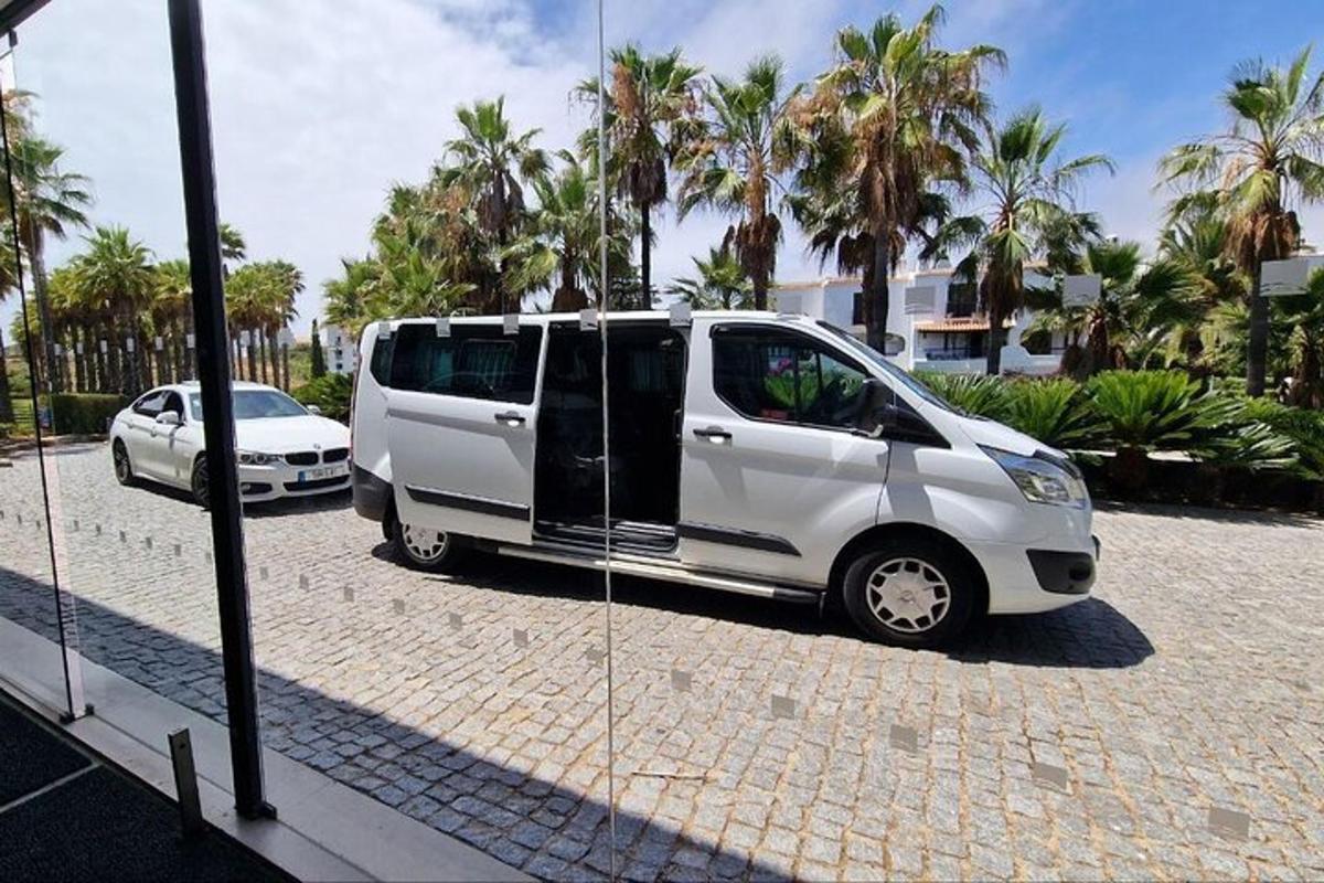sebuah mobil van putih diparkir di tempat parkir