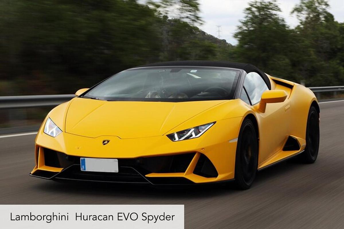 一辆黄色的兰博基尼 Evo Spyder 行驶在道路上
