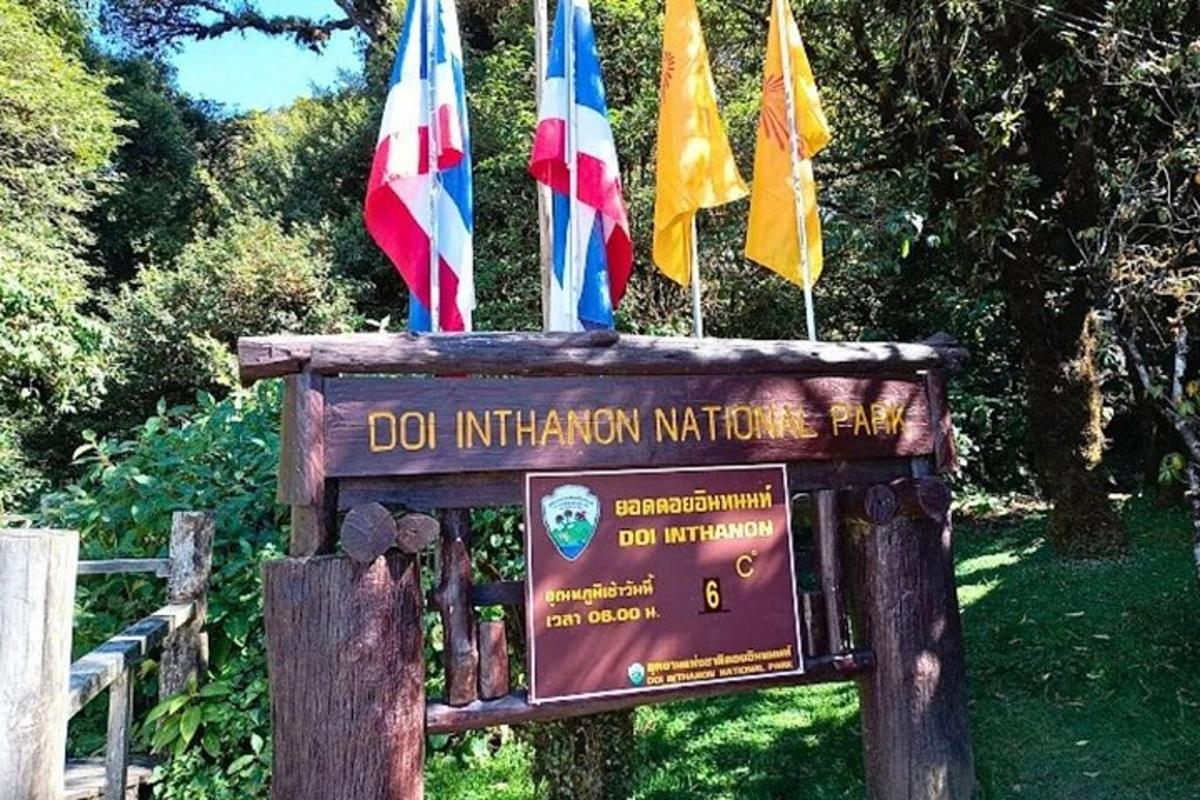 un semn cu steaguri deasupra unui parc