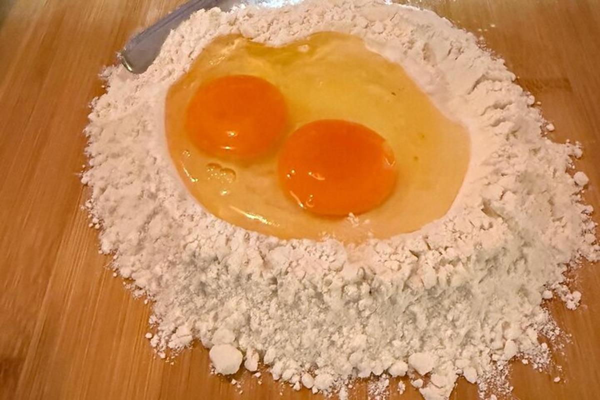 dve vajcia v miske múky na stole