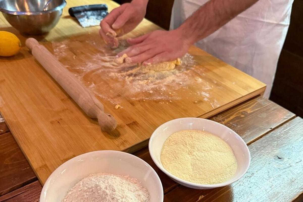 osoba pripravujúca jedlo na doske na krájanie s ingredienciami