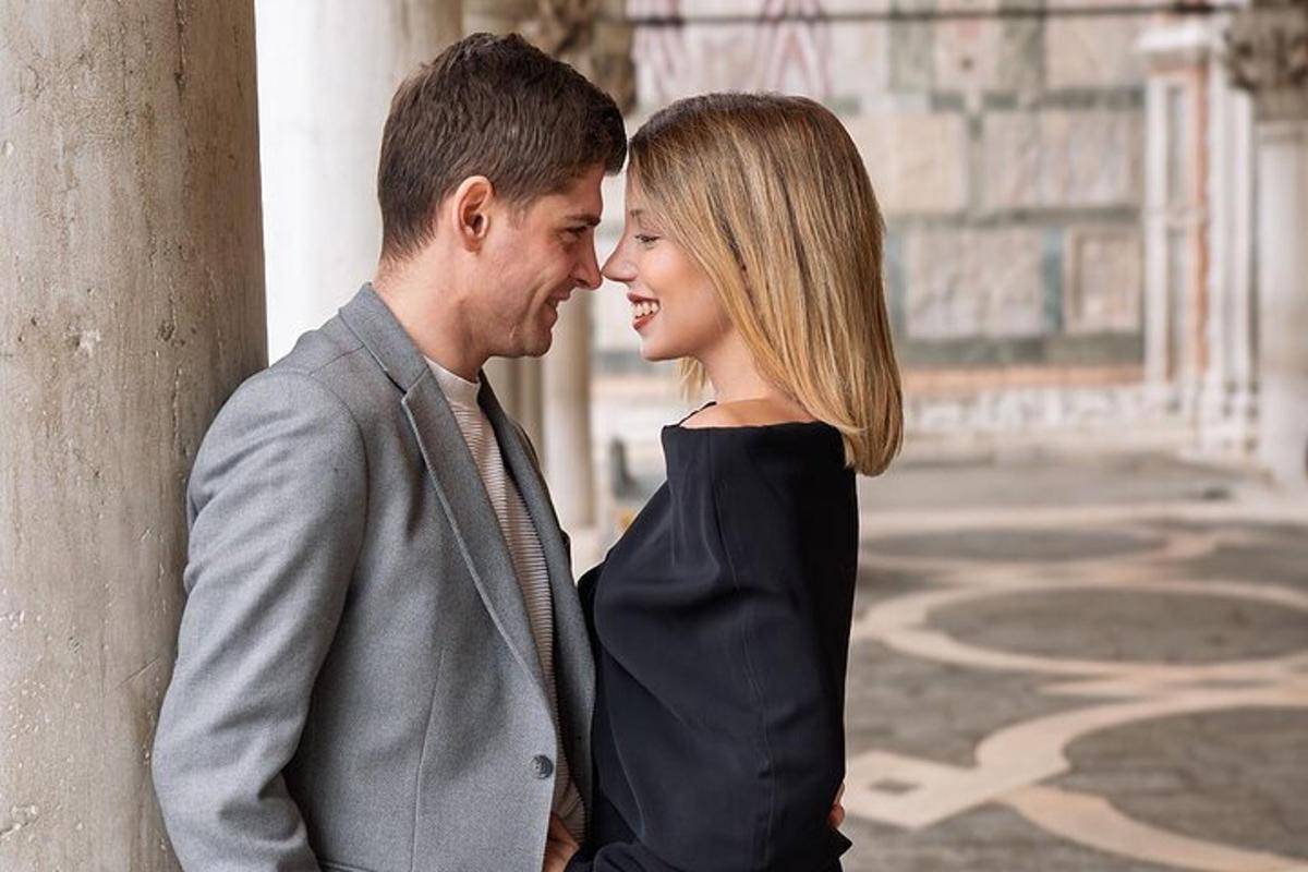 muž a žena stojící vedle zdi