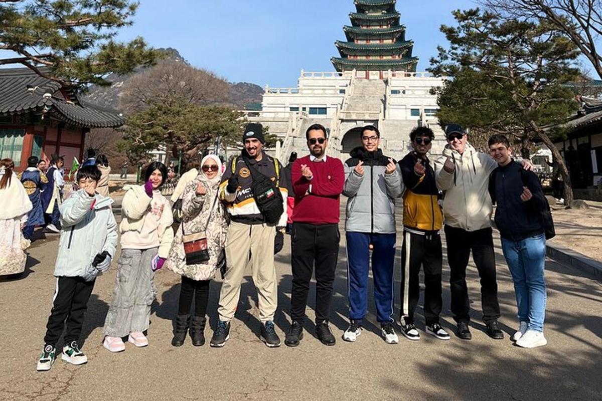 un gruppo di persone in piedi davanti a una pagoda