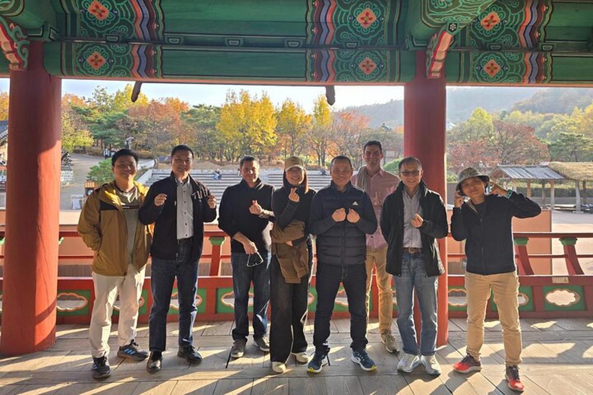 un gruppo di persone in posa per una foto sotto una struttura