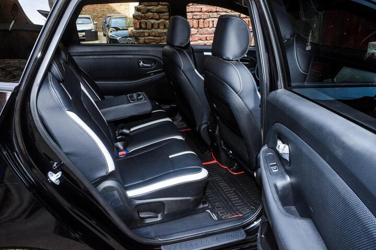 juodas automobilis su atidarytomis galinėmis sėdynėmis