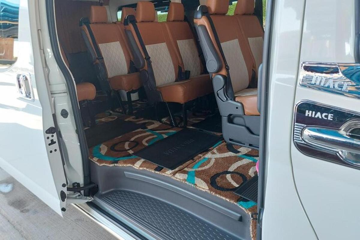 atviros mikroautobuso galinės durys su kėdėmis