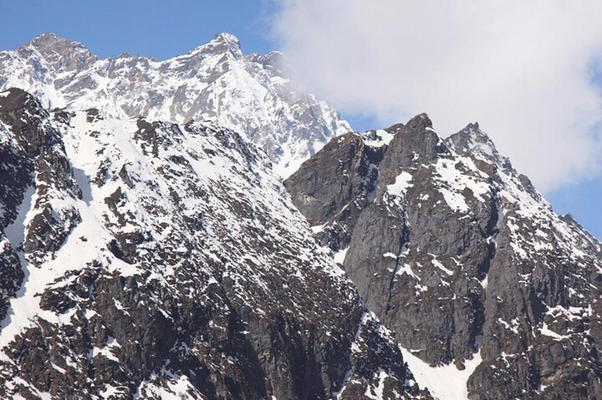 ein Berg mit Schnee auf der Spitze