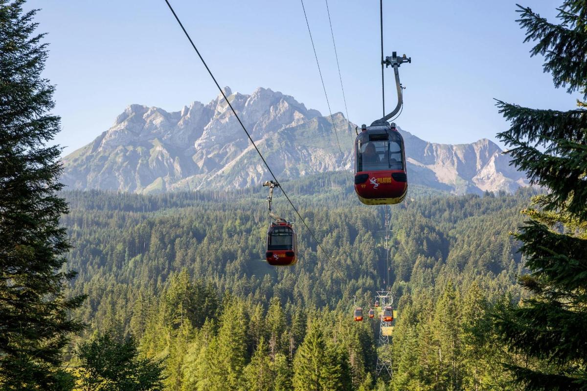 két gondola egy sífelvonón a hegyekben