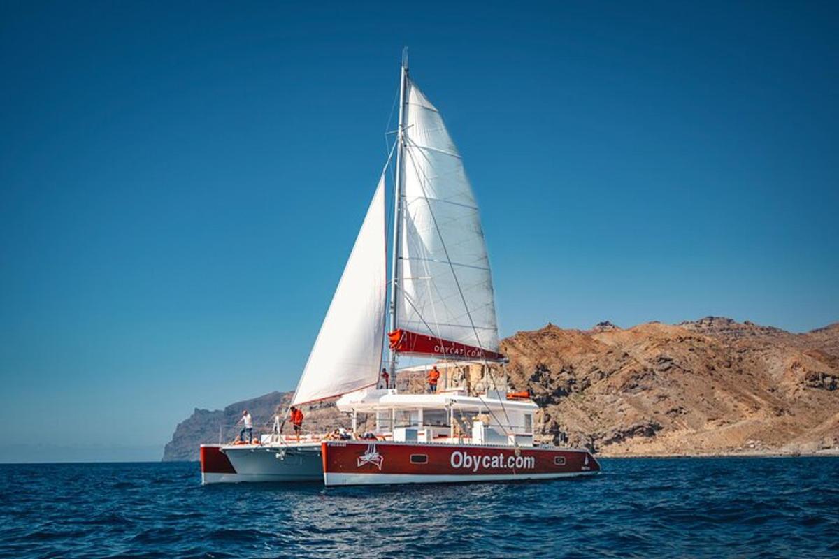 una barca a vela rossa e bianca nell'acqua