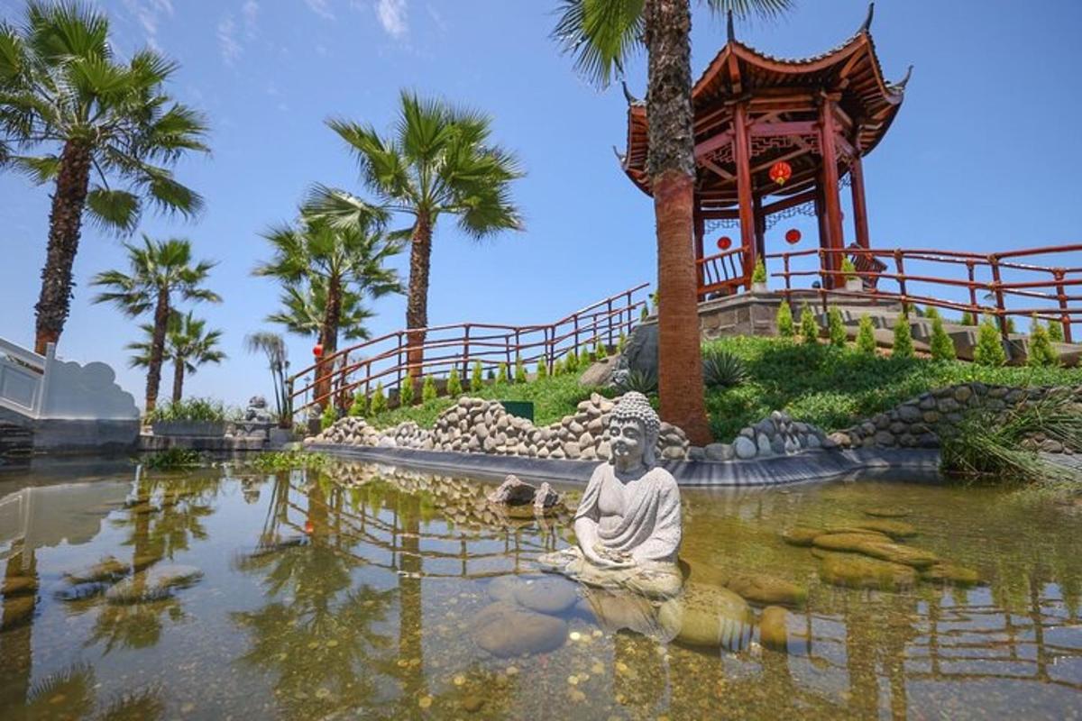 patung di dalam kolam di hadapan pagoda