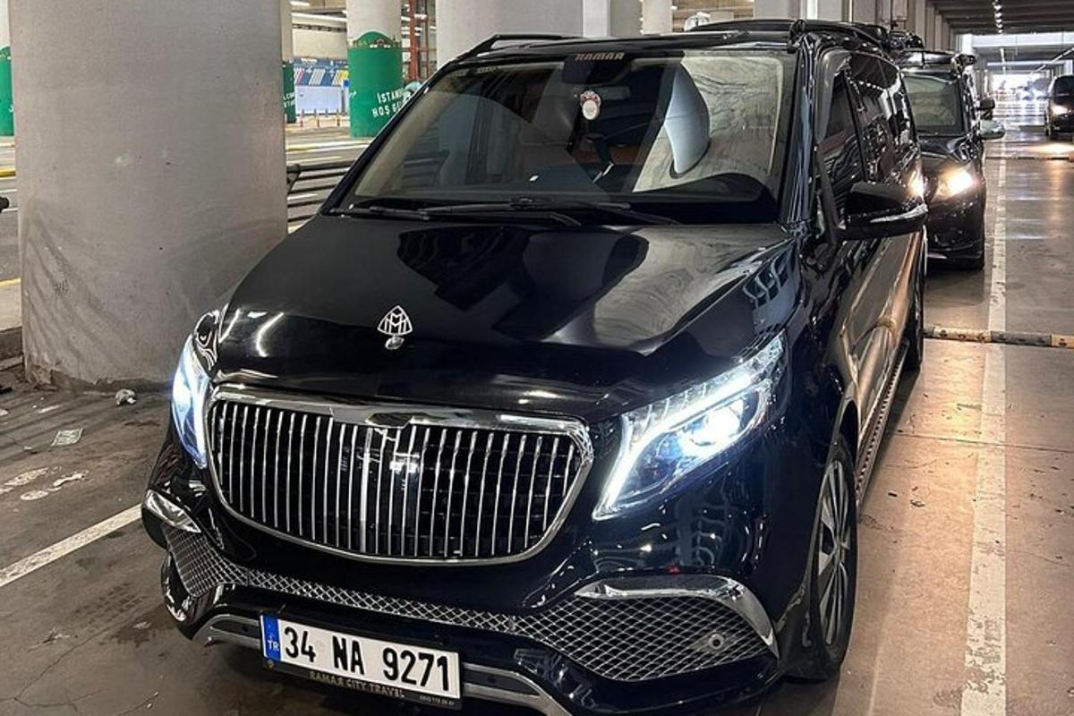 černé auto je zaparkované v garáži