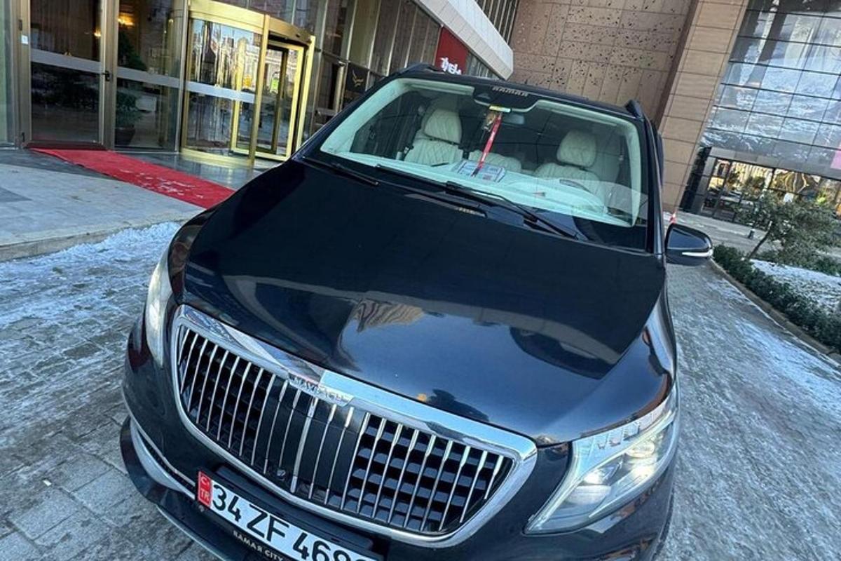 černé auto zaparkované před budovou