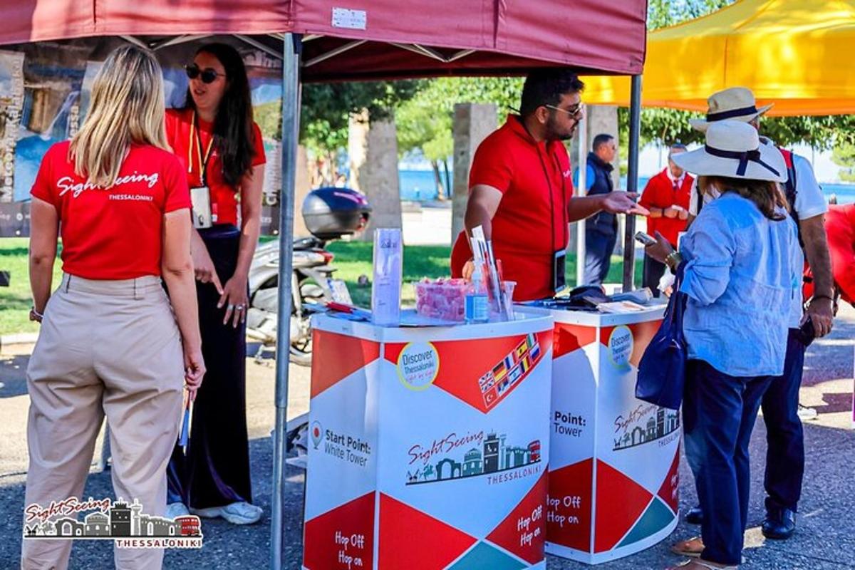 grupp inimesi, kes seisavad toiduputka ümber